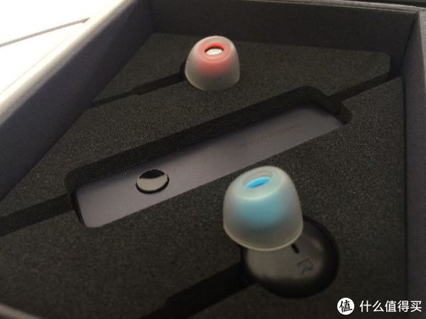 红蓝配：红左、蓝右