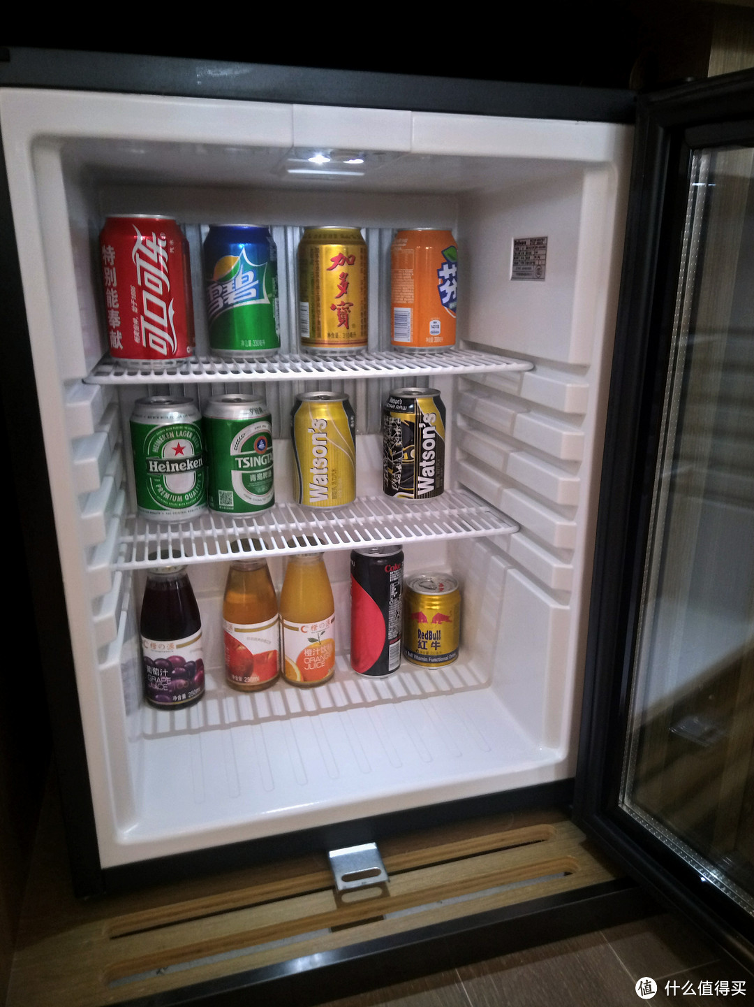 冰箱什么的的设施当然是有，里面的饮料当然也是非常贵。