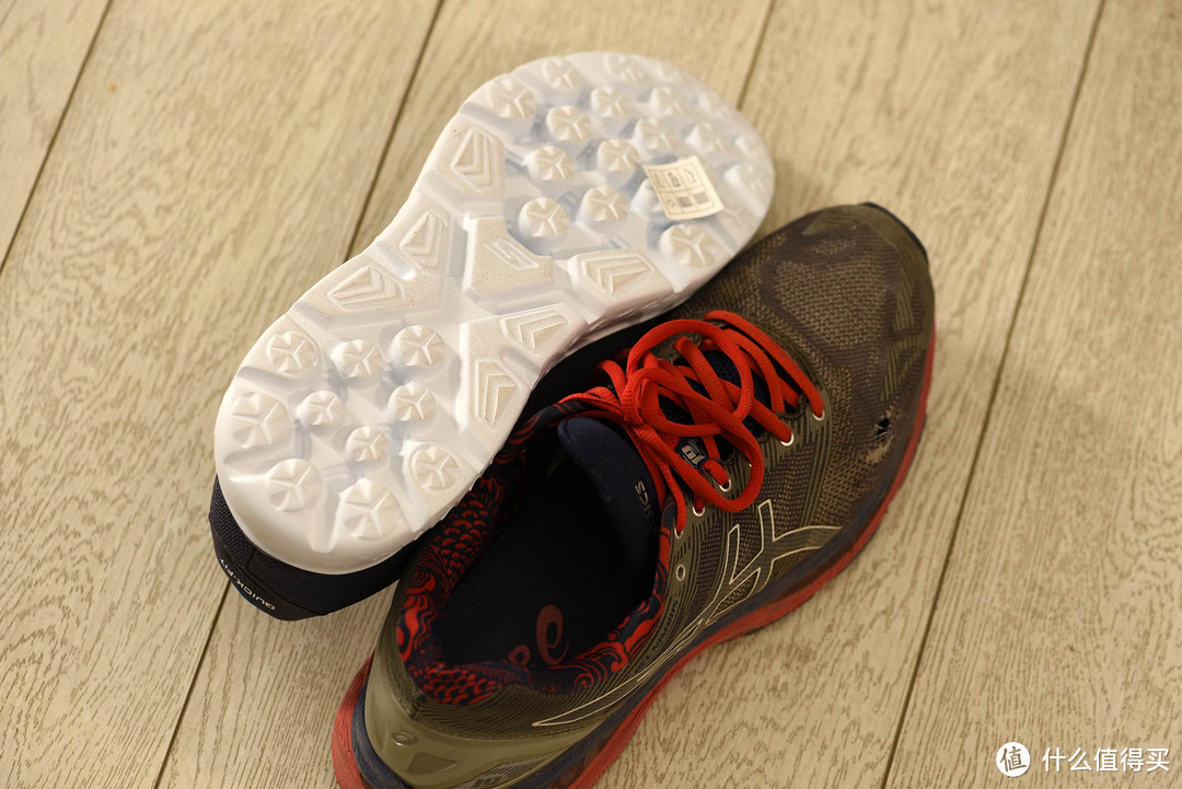 斯凯奇的鞋底花纹，可以提供良好的抓地力。