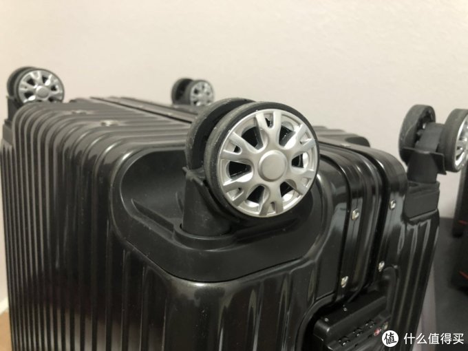 200元的颜值担当:网易严选24寸铝框行李箱简评