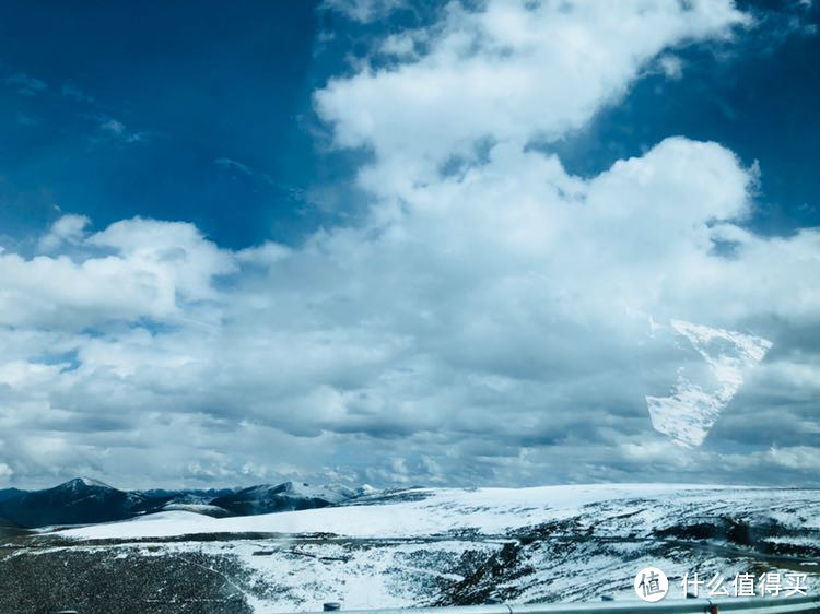 海拔高的山顶依旧有雪