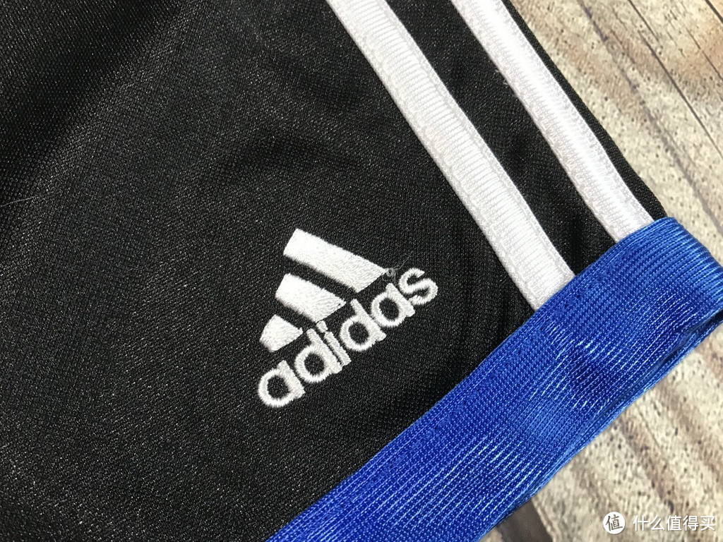 从小就得三道杠：Adidas 阿迪达斯 以及 Disney 迪士尼 儿童短裤