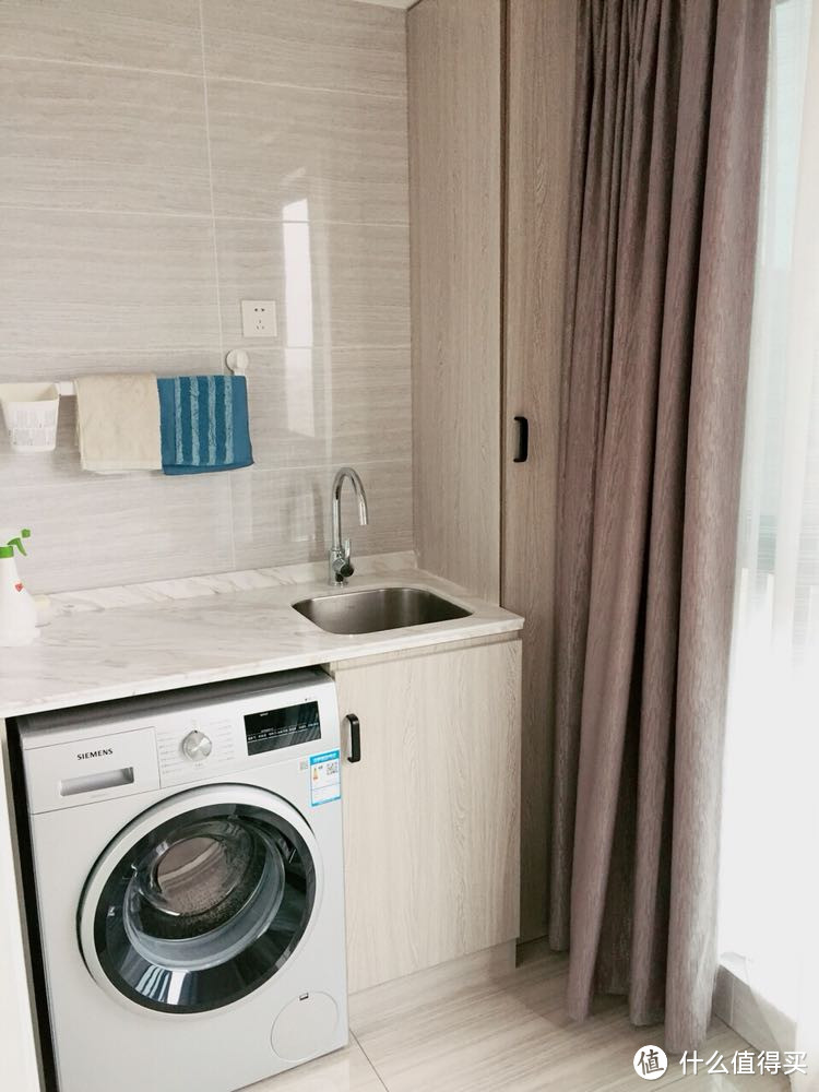 洗衣柜同样是加工定做的，水槽龙头是摩恩的，洗衣机是西门子的。