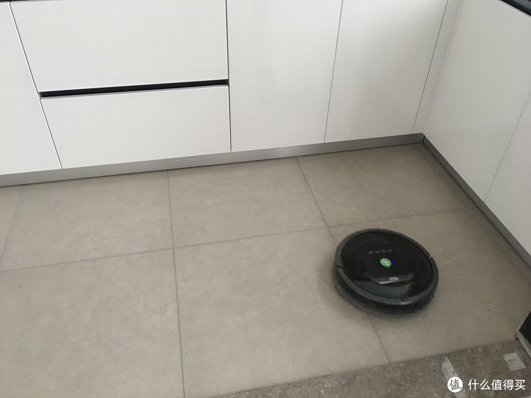 正在清洁的irobot