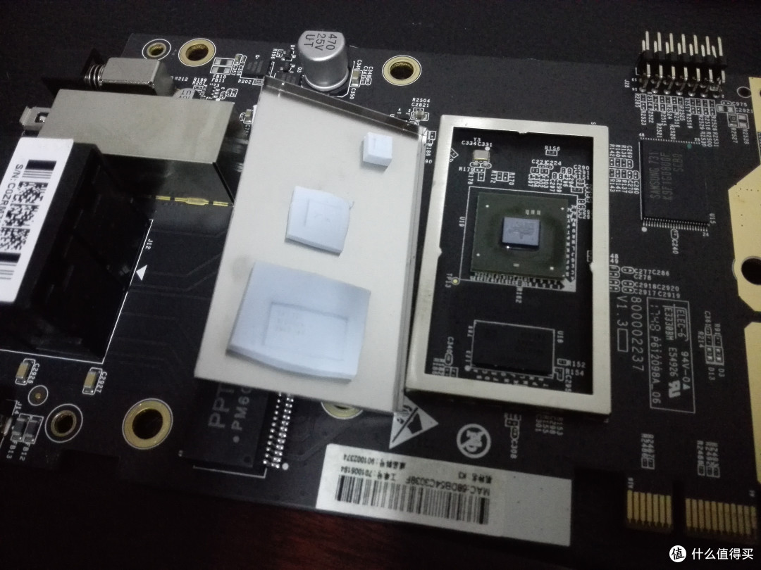 打开屏蔽罩，露出里面的CPU、内存……