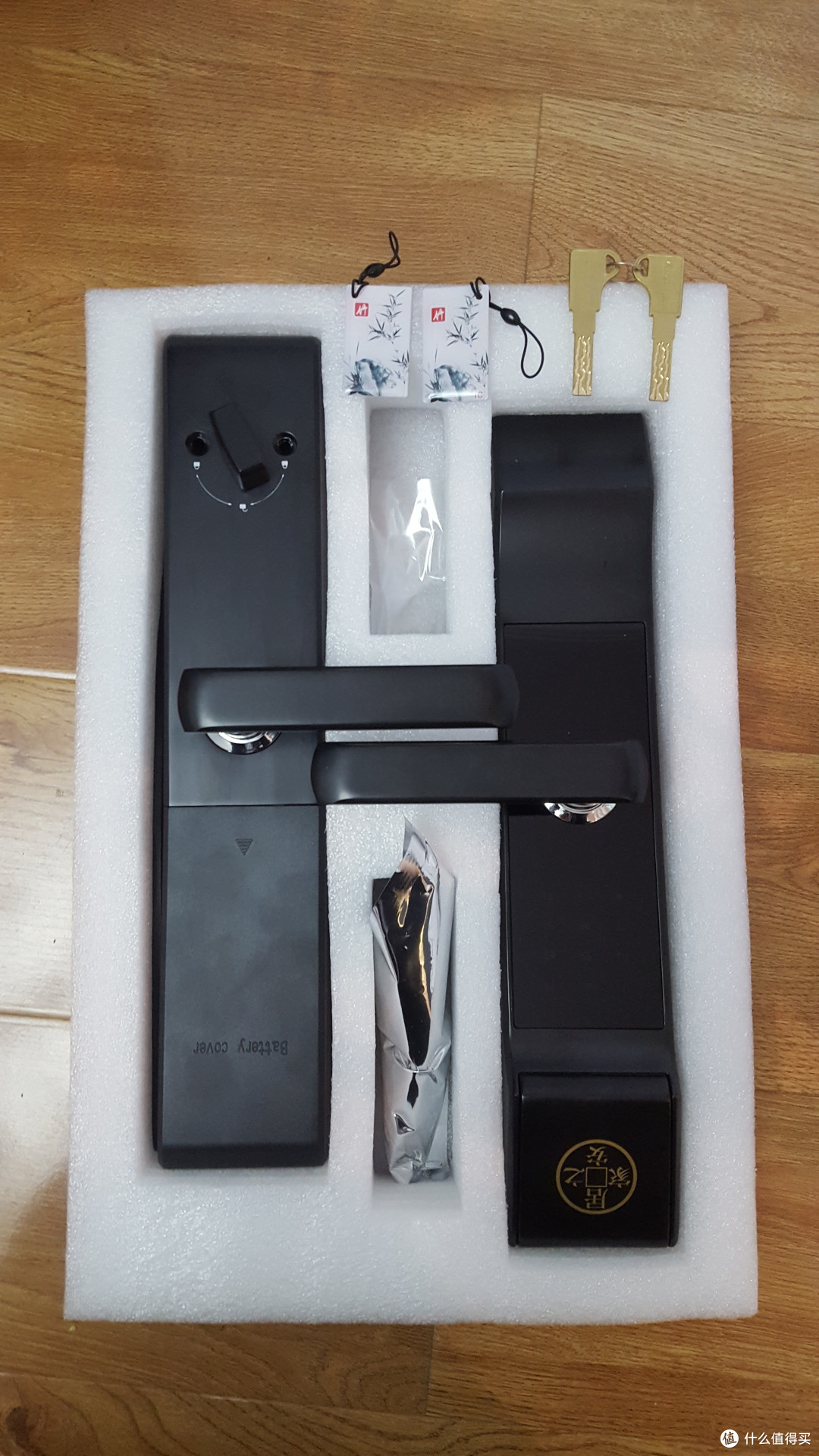 打开包装后看到了盒子里面的锁:下单后客服告知到货后会安排锁匠上门