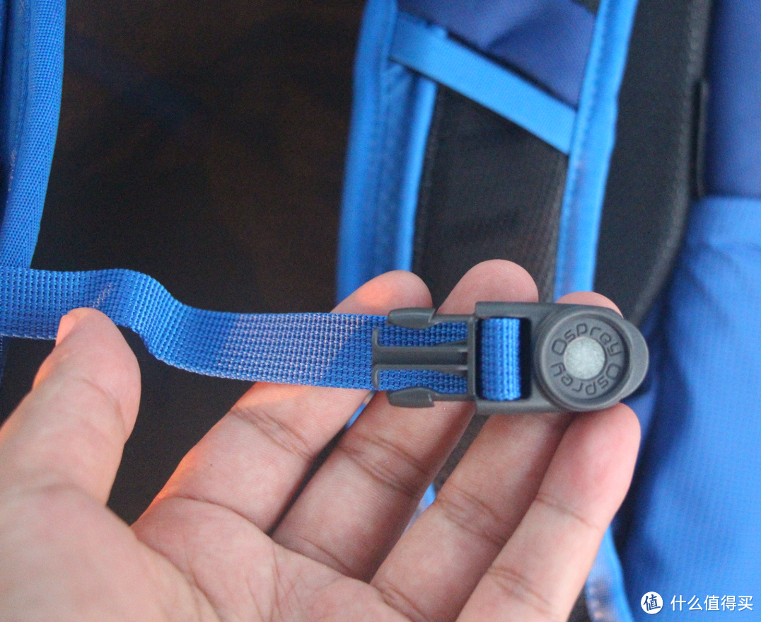 水袋习惯的胸前磁扣，这和O包旗下其他产品的设计完全一致，背包也可以互相搭配。