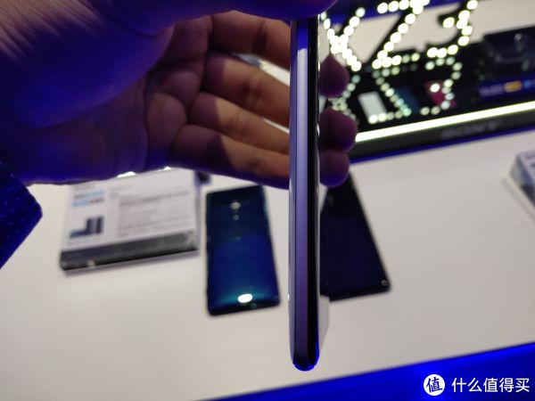 金属中框的左边是3D后壳，右边是3D屏幕