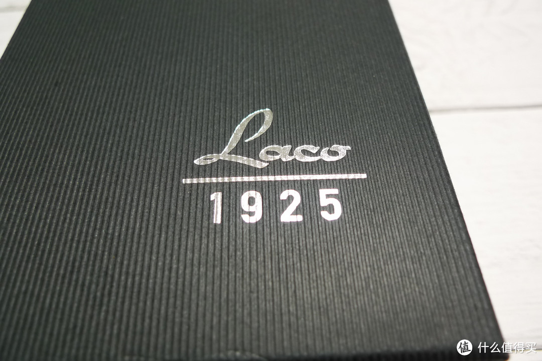 烫银的“laco  1925”logo简约、庄重，不失大厂风范