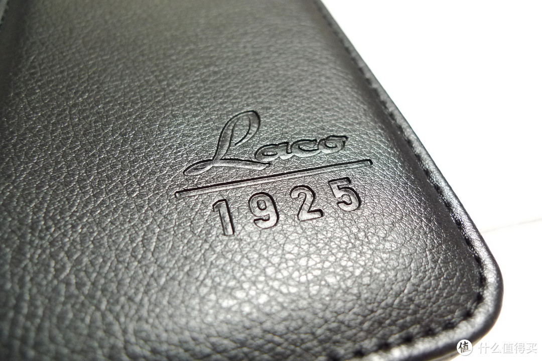 同样的位置同样是“laco  1925”logo，不过采用了压纹设计，非常低调