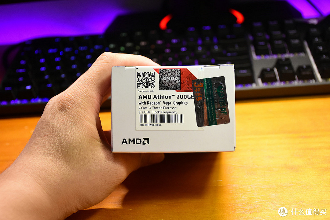 幸福的 AMD 速龙 200GE 处理器