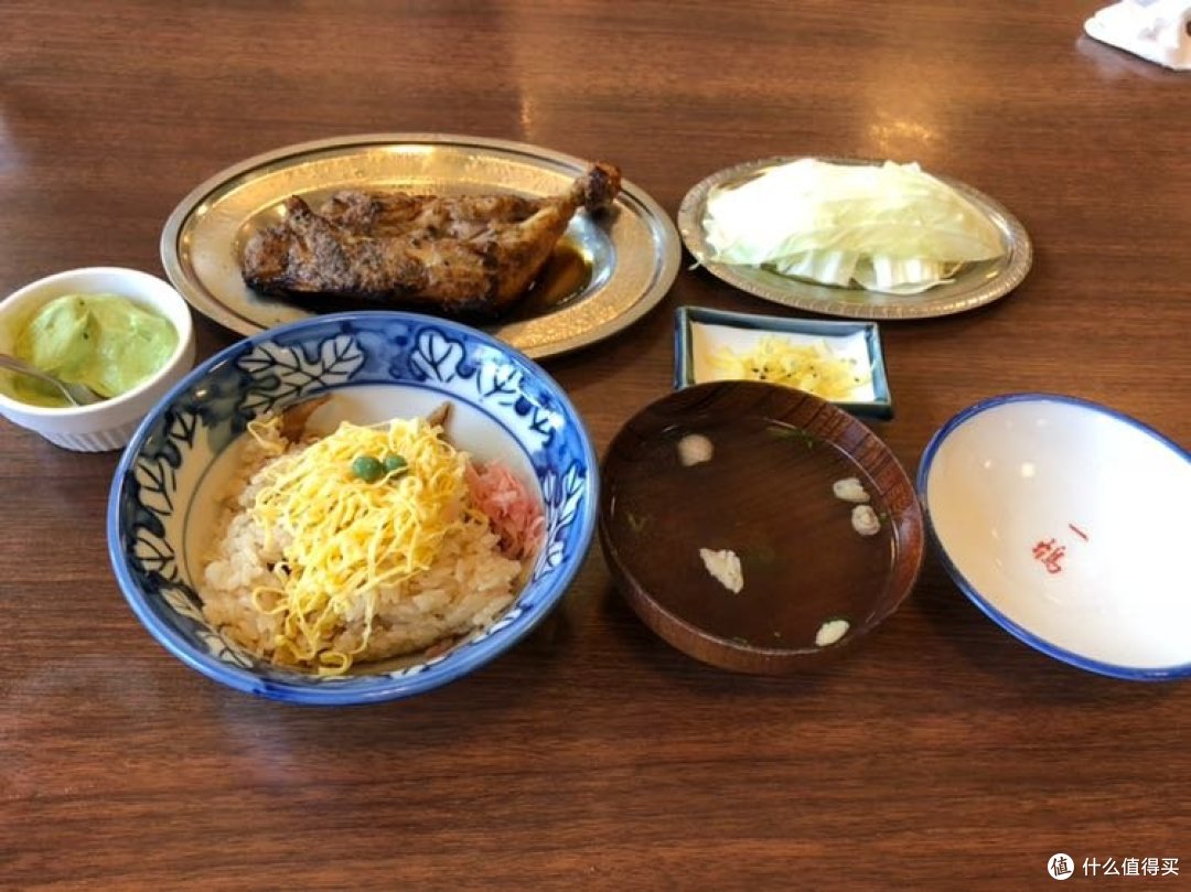 点了骨付鸡嫩鸡和鸡汁饭。印象中这个鸡腿折rmb要90块钱。至于味道。你们看到旁边那盆生卷心菜么？吃完终于在眼泪中明白，如果不配菜一起吃，你将咸到无法下咽👀