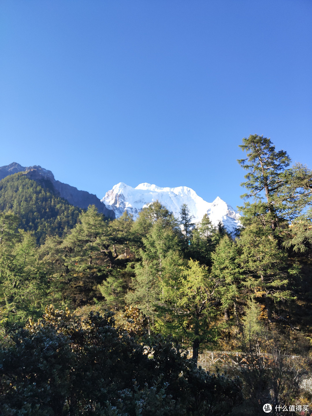 在扎灌崩，雪山仍半遮面