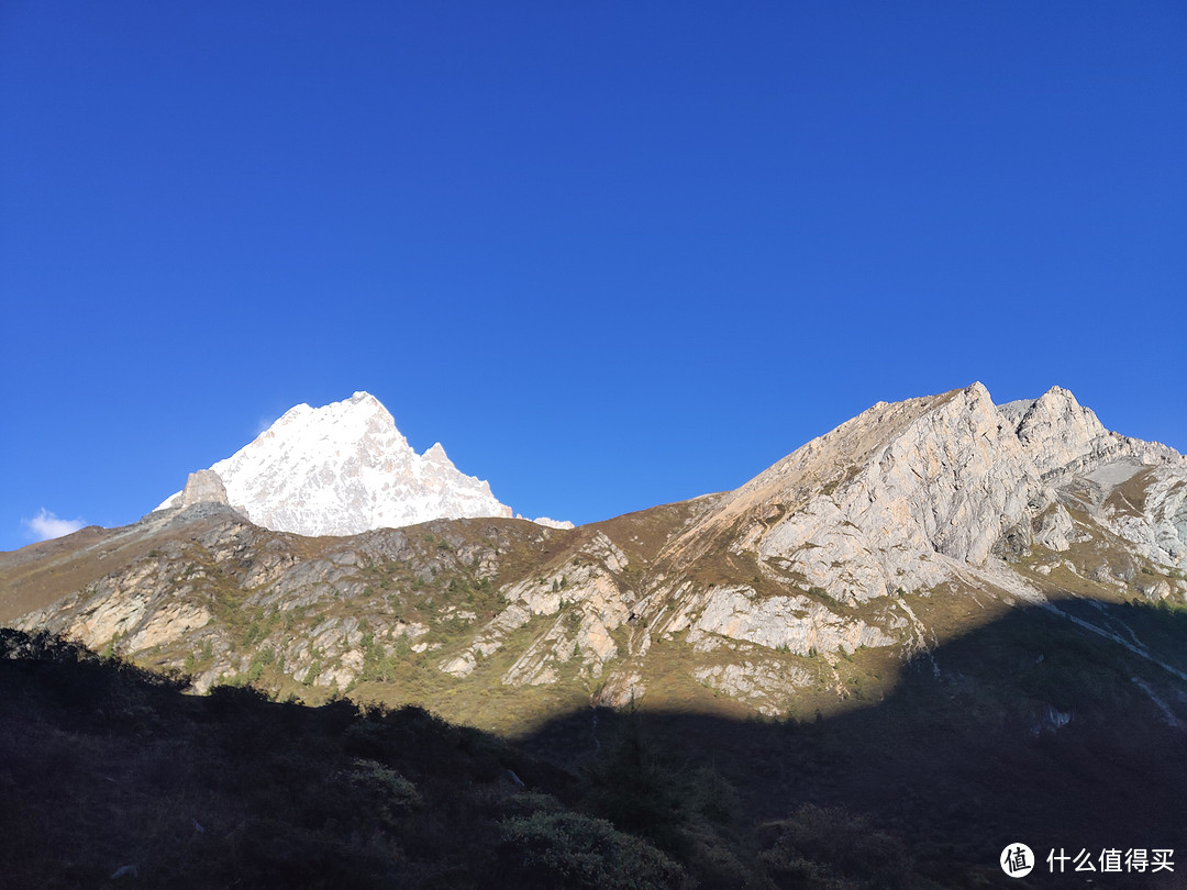 神山逐渐褪去黑色外衣