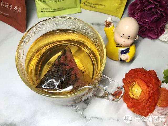 一款年轻的果茶—蜜蔻水果红茶，酸甜可口，伴你前行