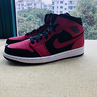 耐克 Air Jordan 1 MID 男款篮球鞋外观展示(鞋带|鞋底|鞋舌|鞋身)