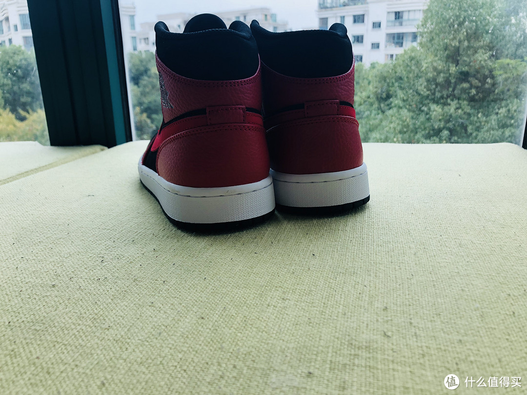 平心而论，这双黑红8孔有点好看----AIR JORDAN 1 Mid 黑红