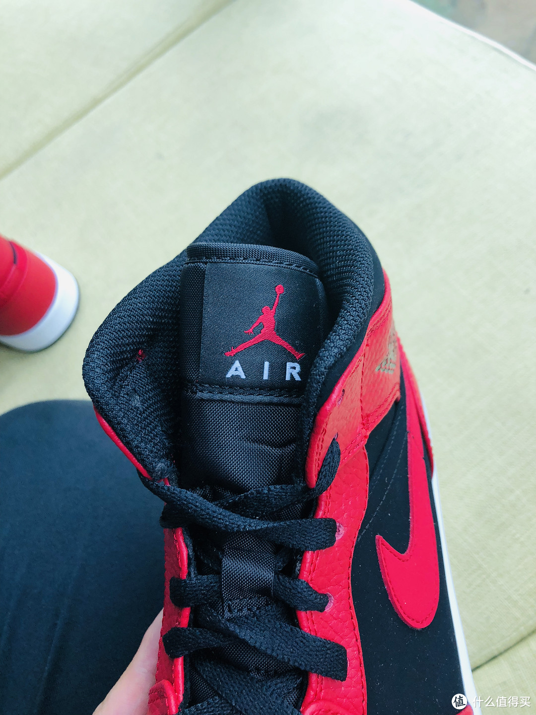 平心而论，这双黑红8孔有点好看----AIR JORDAN 1 Mid 黑红