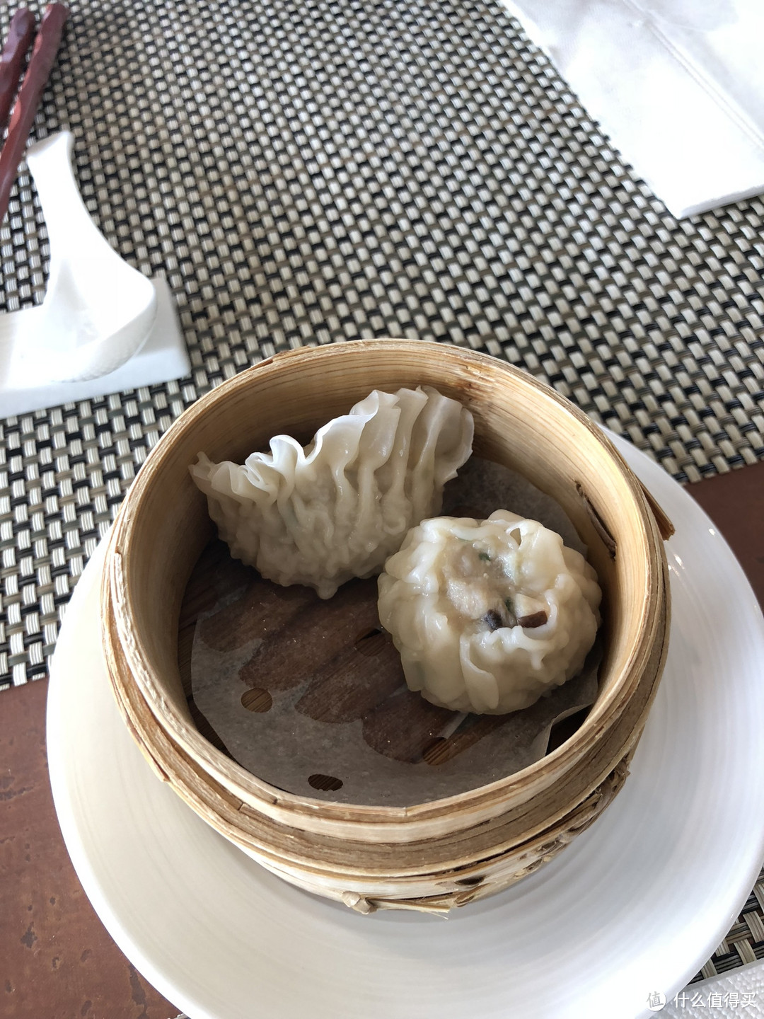 套餐中的蒸物：一只蒸饺一只烧卖