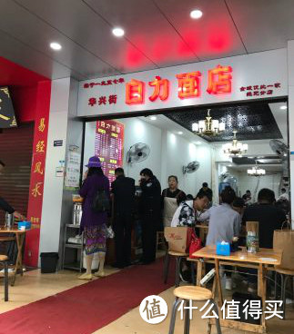 成都154路美食公交车，串起了成都最地道的苍蝇馆子。快上车，往美食开！