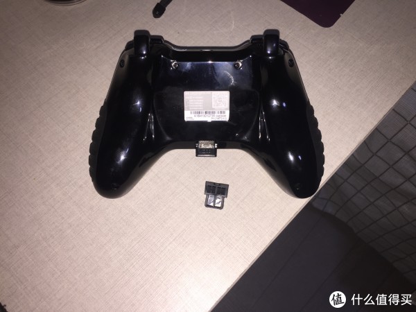 手柄底部 有一个橡胶塞拔掉后是用来容纳接收器的而且还不容易脱落这个设计很贴心提高了便携性