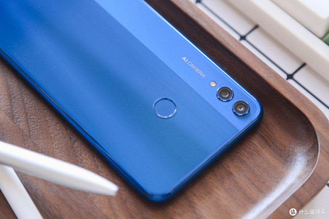 还是荣耀一贯以来的蓝色包装先看配件,除了充电器和数据线,依旧附送了