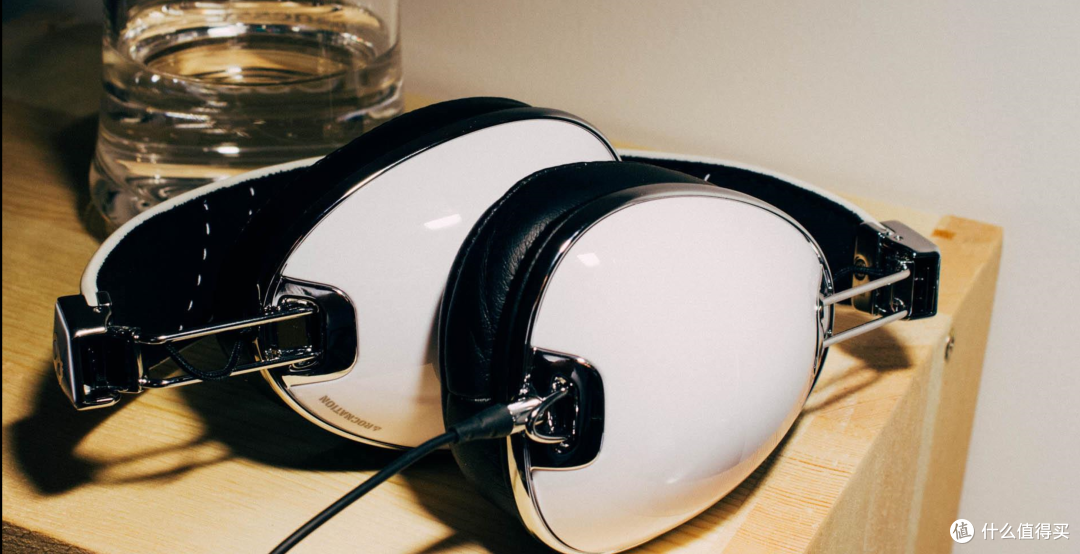 支架上面挂的耳机是初二(没记错的话)买的,skullcandy aviator2,那是