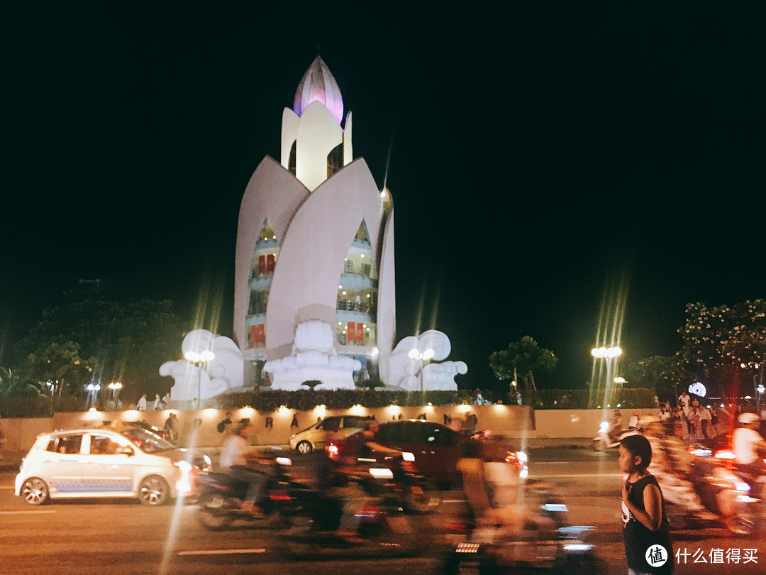 芽庄沙滩边的夜景