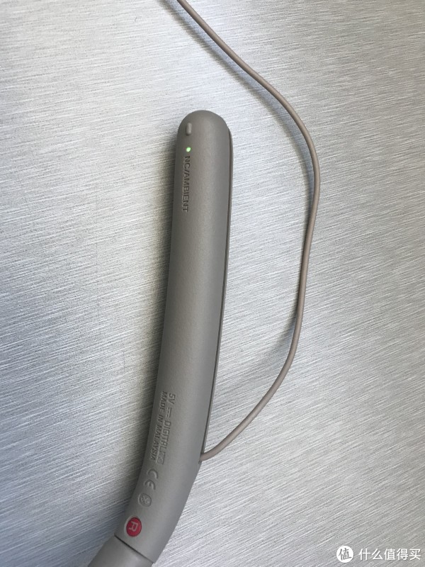 知识点，降噪指示灯旁边的小凸起其实也是一个按钮，可以快速切换降噪模式，我是用了3个月才发现这个机关的////