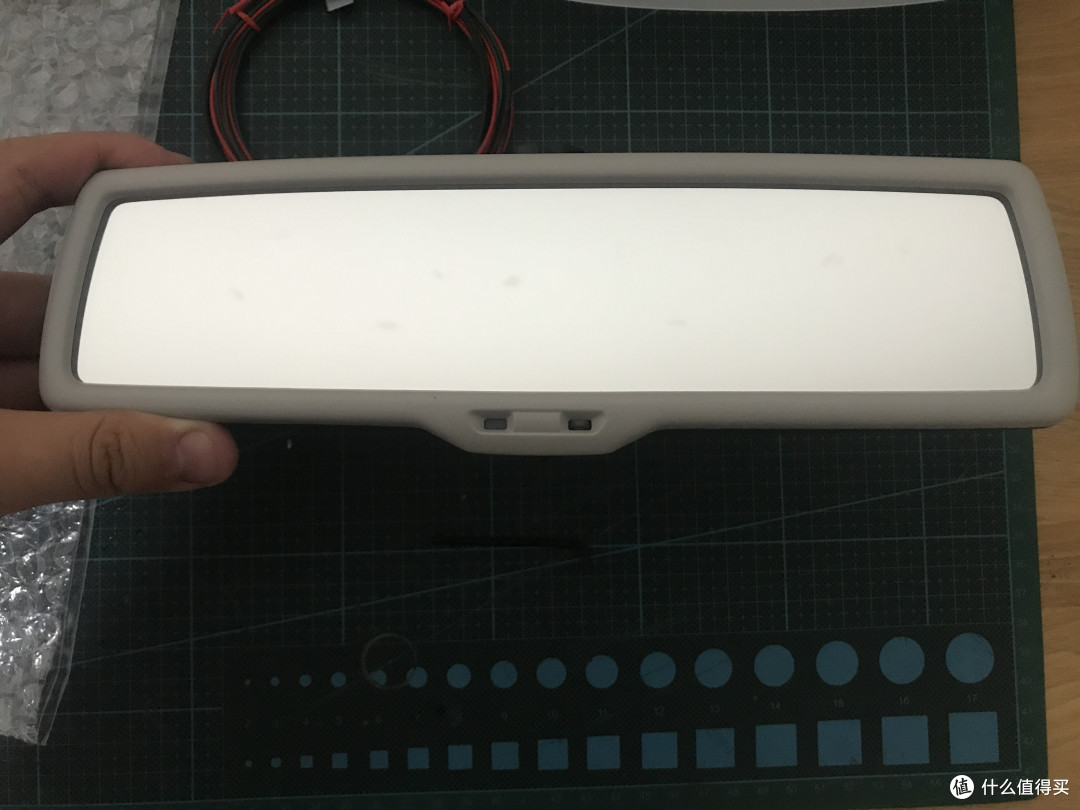 自动防眩目后视镜的正反面各有一个光传感器，比较前后光亮度的差别从而调整镜子的反射率。白天可以通过挡住镜子后面的光感器测试，晚上可以用手电照前面的光感器测试