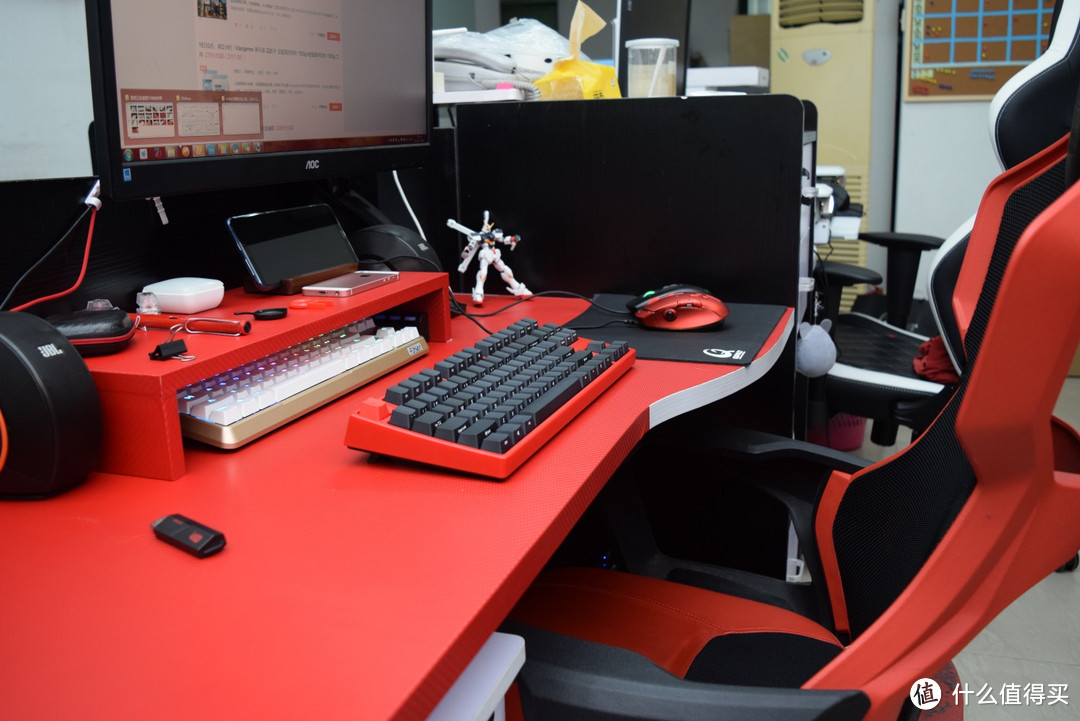 ​ 桌面上的几个小物件和又一把红色键盘  leopold FC750R 赤色限定