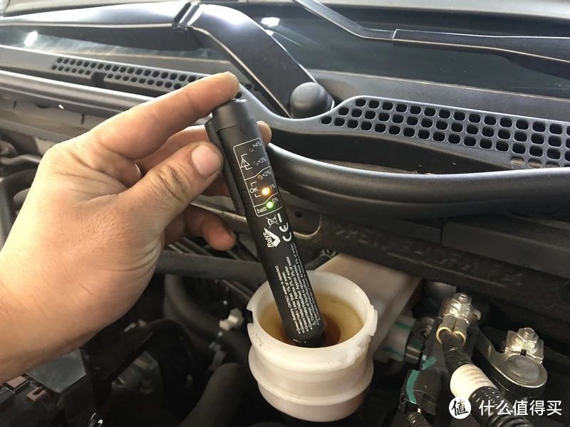 注意：检查刹车油尽可能避开高湿度天气，并且最好佩戴手套进行。