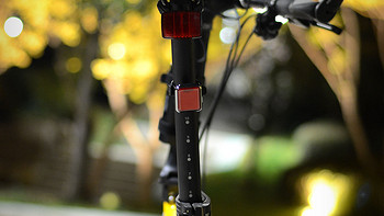 迈极炫 Seemee 60 自行车尾灯开箱细节(灯罩|金属饰条|充电口|配件)