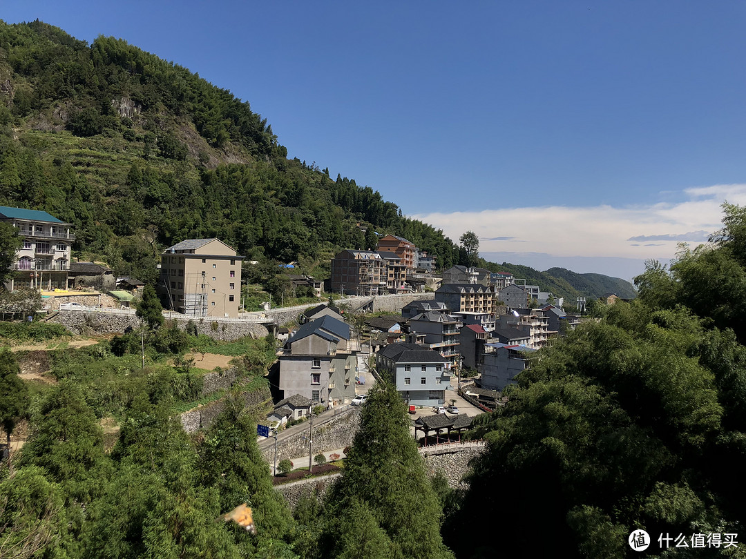 明明在山头上却叫岭底乡，这十年来增加了不少新建筑