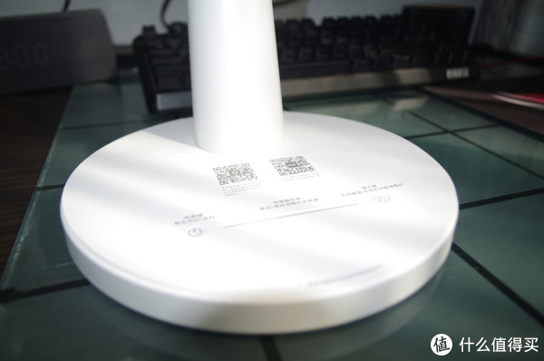 底座，上面垫了一张介绍触摸键的纸，同时还有2个二维码。