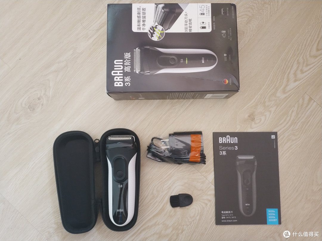 这就是全家福啦，包装还是挺简陋的，说明书，刷子，充电器，外带套盒