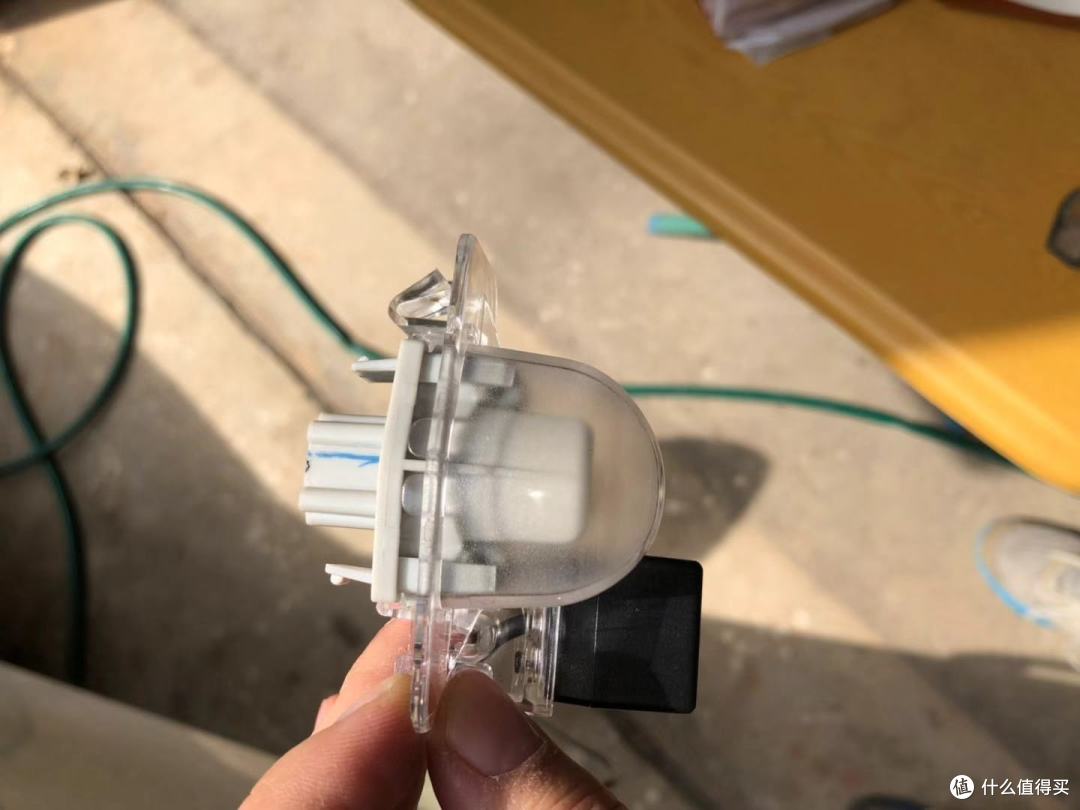 把原车的牌照灯拆下来,灯座装到新买的灯罩上,再扣上去就行 把原车的牌照灯拆下来,灯座装到新买的灯罩上,再扣上去就行