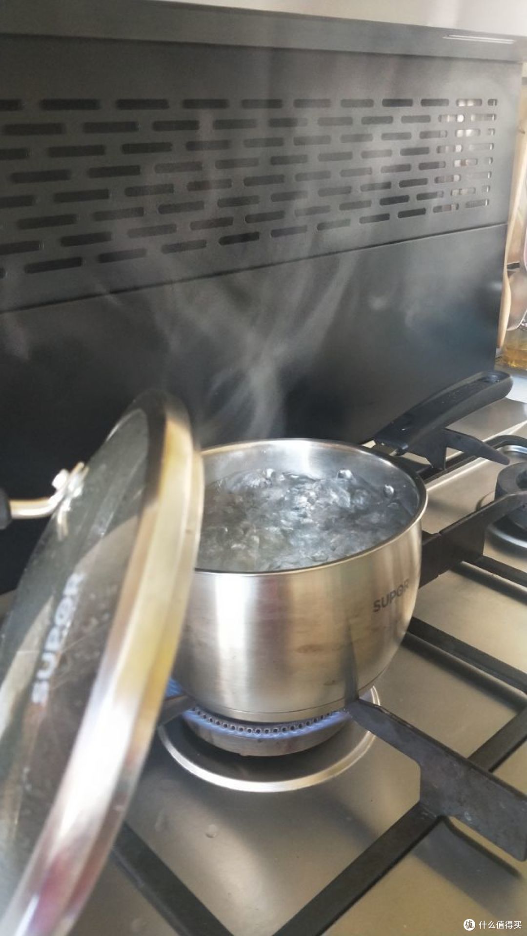 未开油烟机时烟到处乱跑。