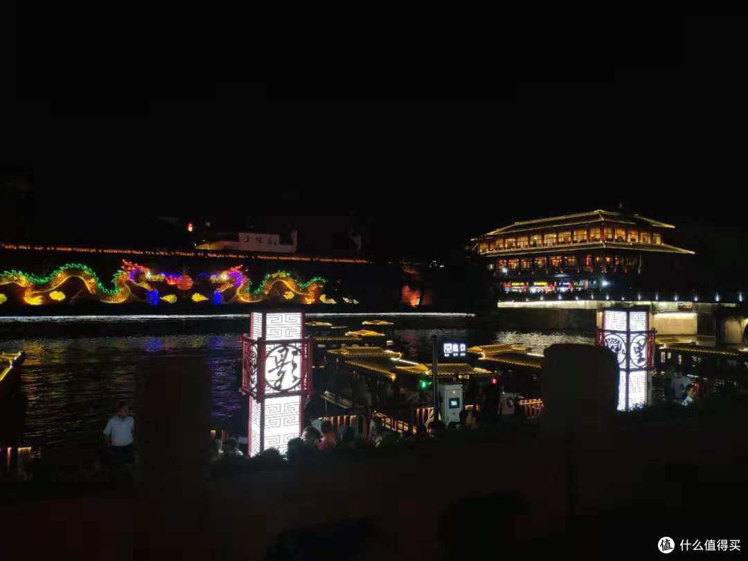 到处都是排队的人