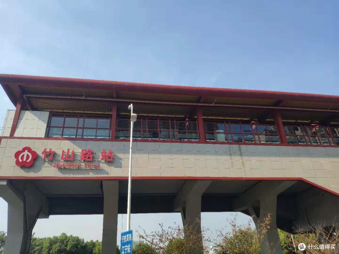 南京的地铁站一会在地下一会是高架，我这种山里人感觉好特别。