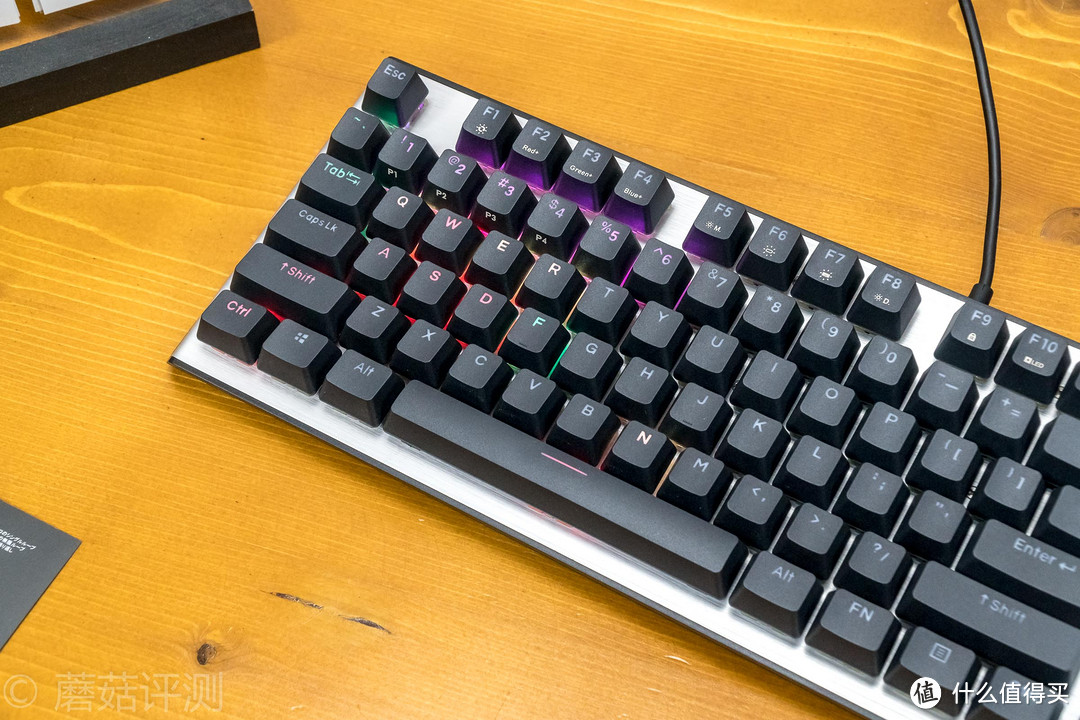 想要拥有一把颜值、手感、功能全都非常优秀的机械键盘？你可以看看酷冷至尊CK551