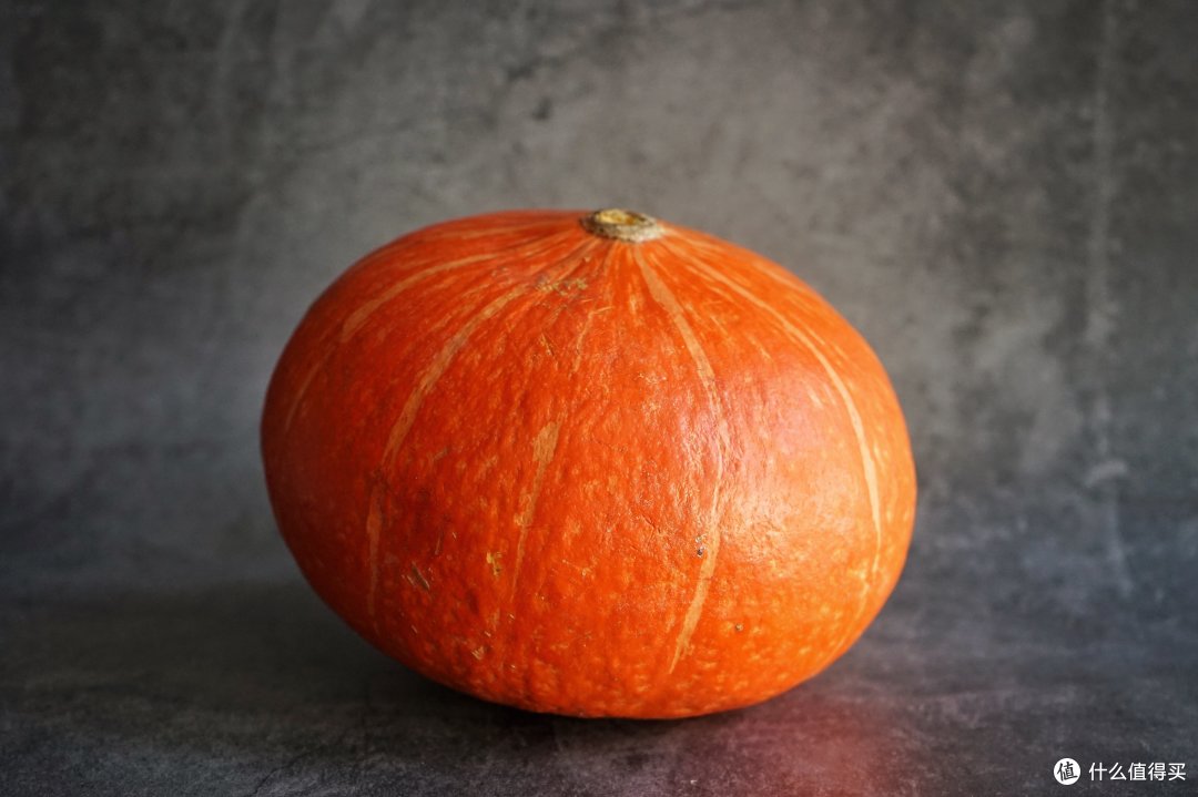 这是金丝南瓜,扁圆形,重约1.5kg,直径约17cm