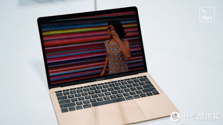 新 MacBook Air 现场上手：它让 MacBook 变得有点尴尬了