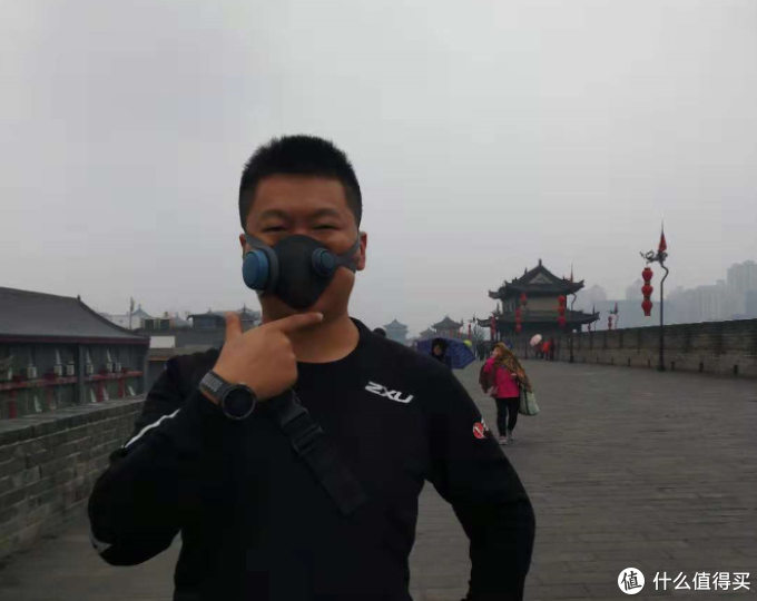 这个固定带子的长度可调，这一点很关键，楼主是个脸大头大的胖子，使用的时候固然需要最大的宽度