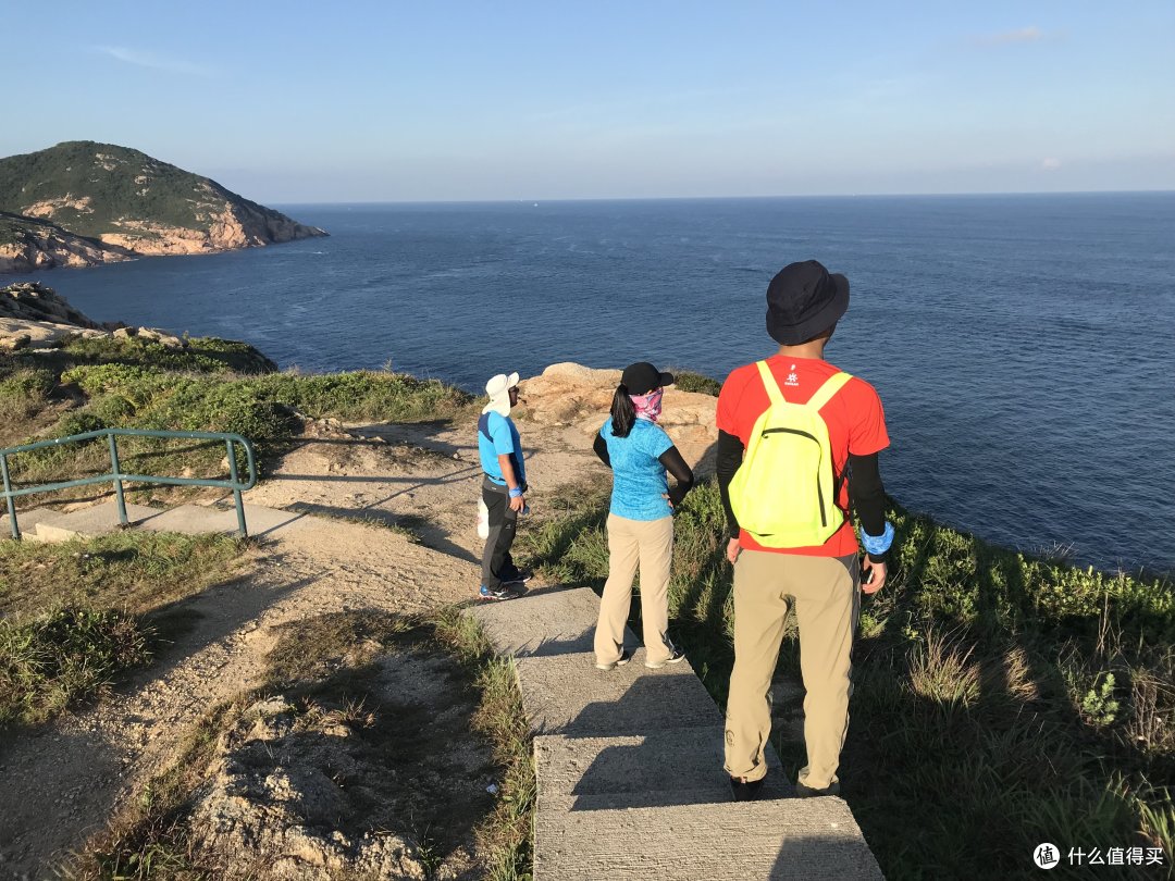 小伙伴们背对着夕阳在看海。