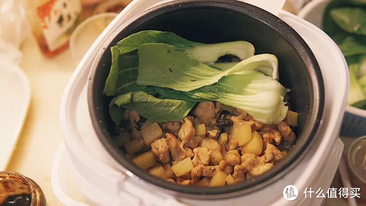 在宿舍用电饭煲做的香菇土豆鸡腿焖饭