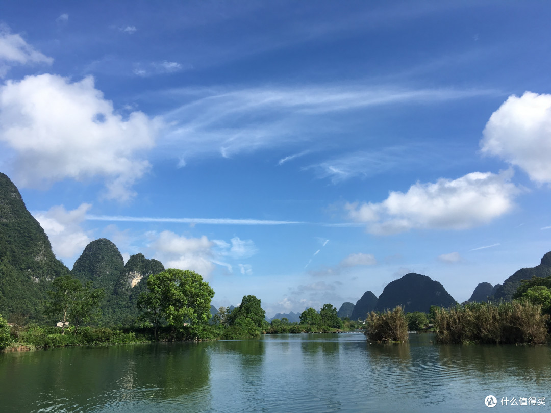 飞机滑过天空,做出了一副印象派作品