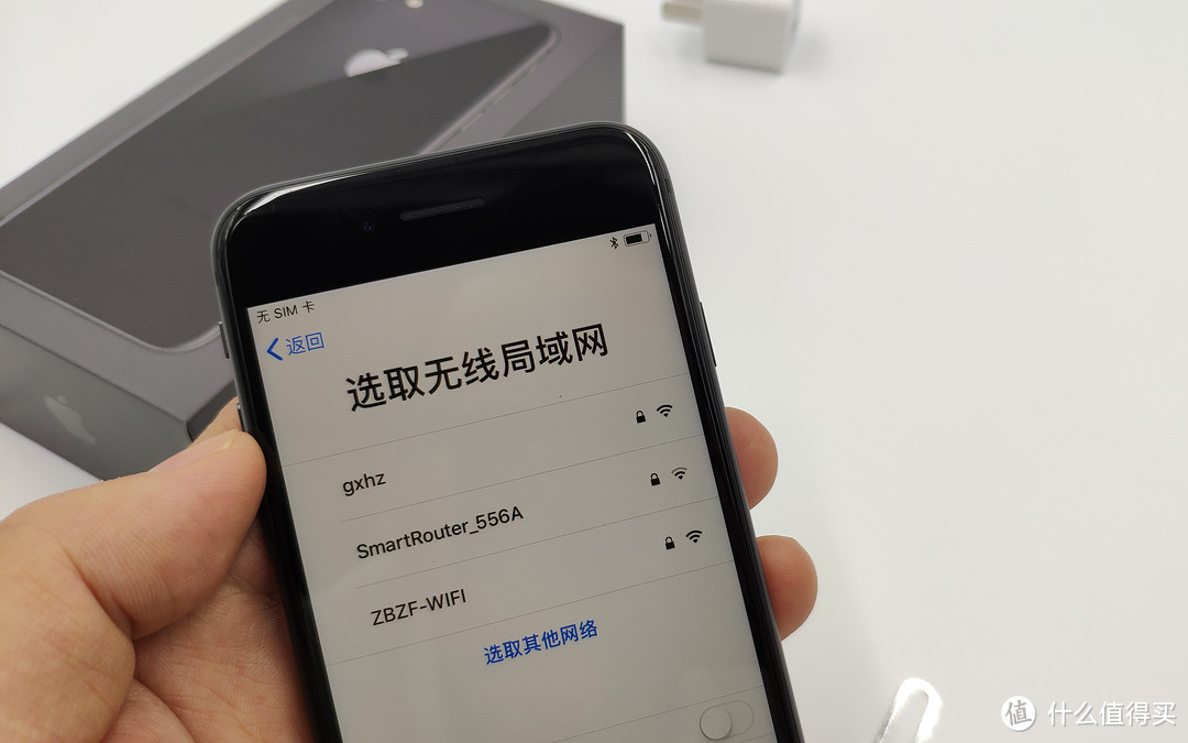 当别人在纠结选iPhoneX还是XS的时候，他选了iPhone8