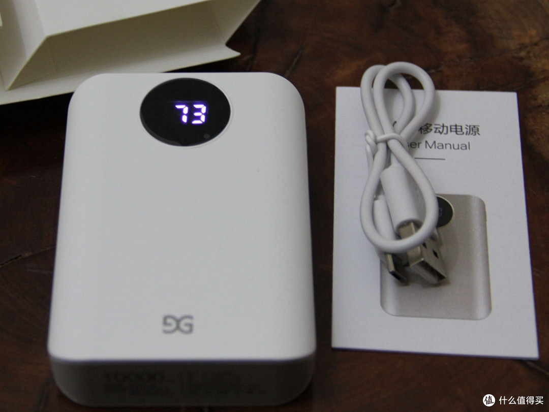 开箱照片，附送充电线，充电接口是micro-usb，美中不足啊，越来越多的手机使用type-c接口，这样就需要带两个充电线了，有点麻烦，不过这句话有点无病呻吟了，因为我现在就是两根线的标配。充电宝很小巧，外壳是塑料材质，手感很好，真的很讨厌铝合金外壳，太硬太重，还划伤包里的东西