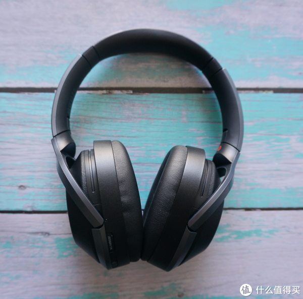 耳机上边也是皮质结构，放到头上也不会像有些耳机压的头难受